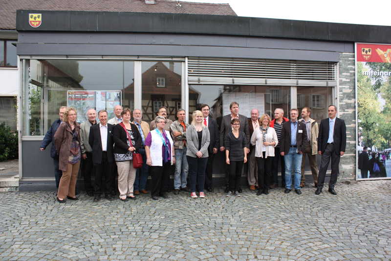 Gruppenbild vor dem Glaskasten in Strullendorf