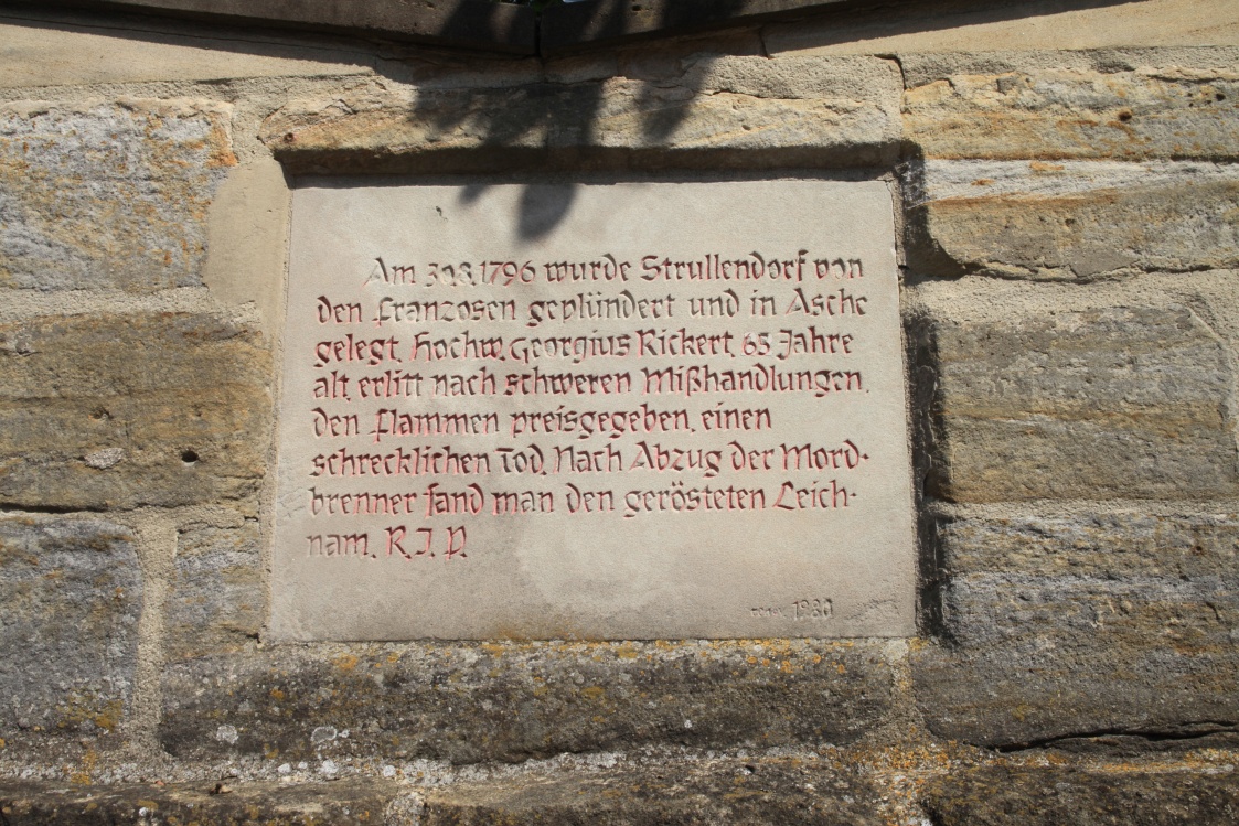 Steinplatte an der alten Kirchhofmauer in Strullendorf