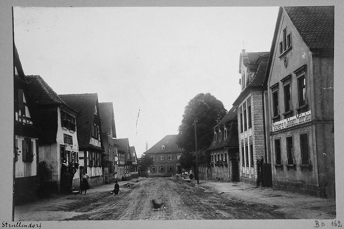 Die Lindenalle als „Gemeindegaß” um das Jahr 1900